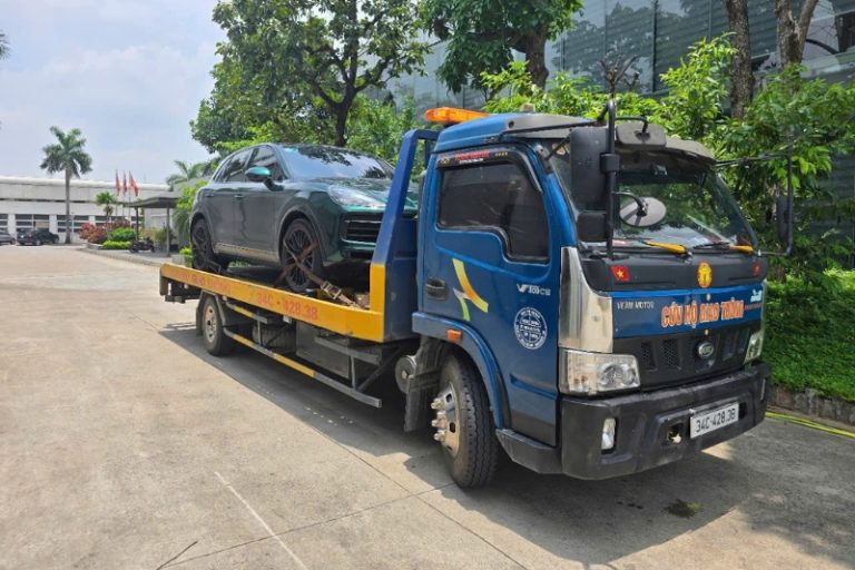 Xe cứu hộ của Gara Hải Thành đang thực hiện cẩu kéo một chiếc ô tô gặp sự cố tại Hải Phòng.