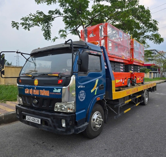 Xe cứu hộ của Hai Thanh Auto đang thực hiện cẩu kéo một chiếc ô tô gặp sự cố trên cao tốc Hà Nội - Hải Phòng.