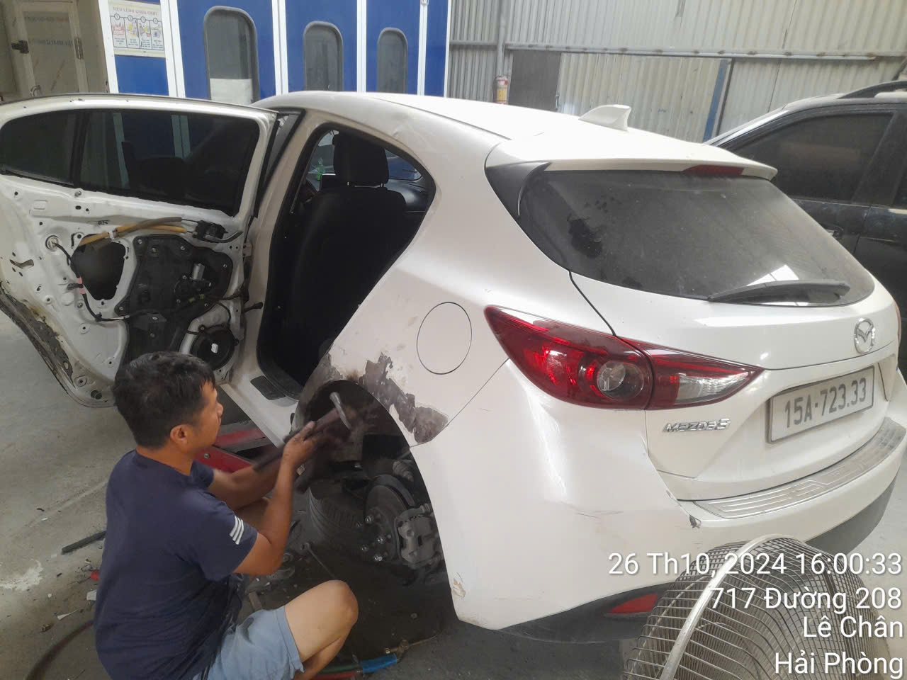 Thợ sửa chữa & đại tu ô tô tại gara Hải Phòng.