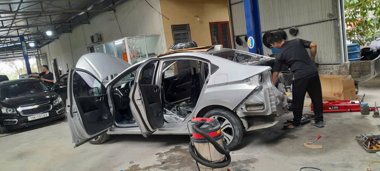 Thợ sửa chữa ô tô chuyên nghiệp tại xưởng ở An Dương, Hải Phòng.